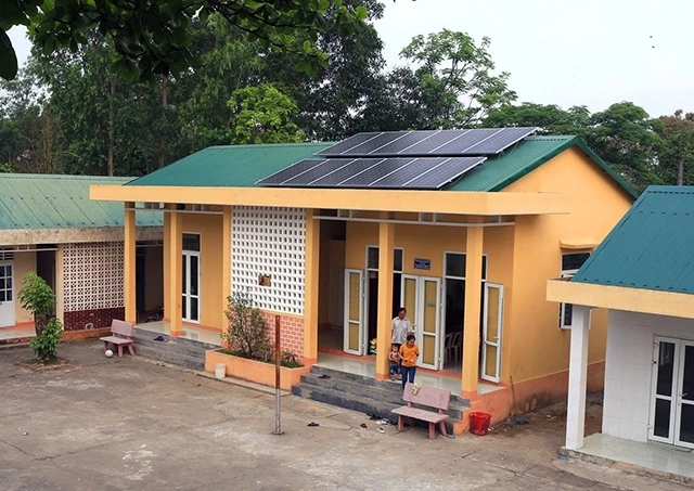 Kể từ khi được hỗ trợ lắp hệ thống điện mặt trời áp mái trị giá 120 triệu đồng, Trung tâm Nuôi dạy trẻ em đường phố TP Đông Hà (Quảng Trị) tiết kiệm được trung bình hơn 2 triệu đồng tiền điện/tháng. Ả