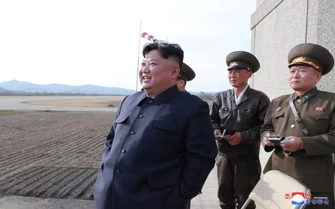 Nhà lãnh đạo Kim Jong-un chỉ đạo một buổi huấn luyện bay của lực lượng không quân thuộc Quân đội Nhân dân Triều Tiên. Hình ảnh do KCNA công bố ngày 17-4-2019. 