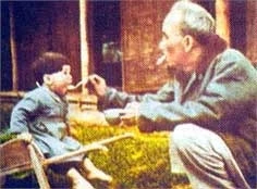 “Bác Hồ với  cháu Minh Thu” - ảnh do NS nhiếp ảnh Võ Năng An chụp ở Việt Bắc.