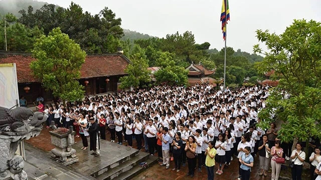 Học sinh Trường THPT Chu Văn An (Hà Nội) dâng hương tại Đền thờ Chu Văn An. Ảnh: C3CHUVANAN.EDU.VN