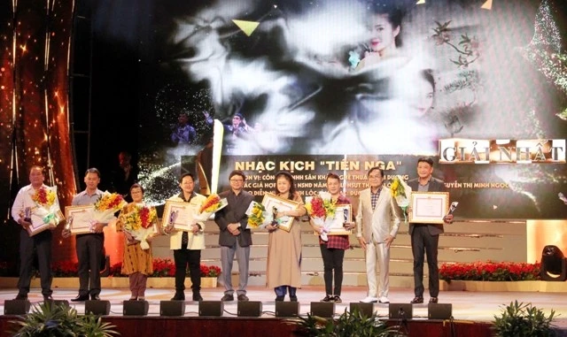Ban Tổ chức trao giải thưởng ở lĩnh vực sân khấu cho các tác phẩm đoạt giải.
