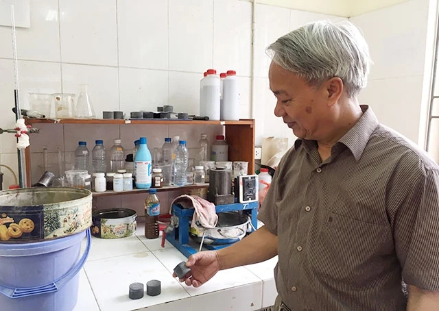 PGS, TS Trần Hồng Côn (Trường đại học Khoa học tự nhiên) thí nghiệm sử dụng chất kết dính vô cơ xử lý tro xỉ nhiệt điện.