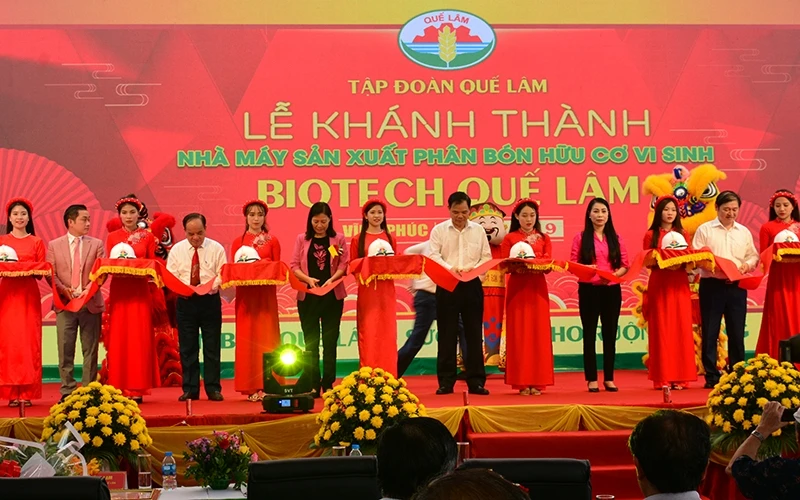 Các đại biểu cắt băng khánh thành, đưa vào hoạt động Nhà máy sản xuất phân bón hữu cơ vi sinh Quế Lâm Biotech.