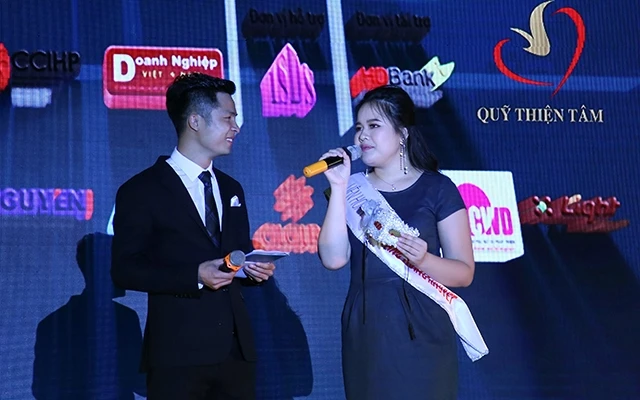 Lê Hương Giang trong đêm chung kết Liên hoan "Vẻ đẹp vầng trăng khuyết" năm 2019.