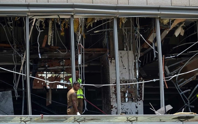 Cảnh sát Sri Lanka có mặt tại hiện trường vụ nổ ở khách sạn Shangri-La, TP Colombo. (Ảnh: Getty Images)