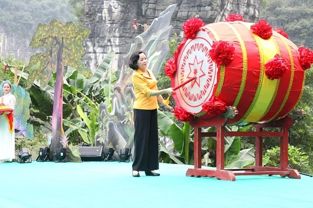 Đồng chí Nguyễn Thị Thanh, Ủy viên Trung ương Đảng, Bí thư Tỉnh ủy Ninh Binh đánh trống khai hội Tràng An (Ninh Bình) năm 2019.