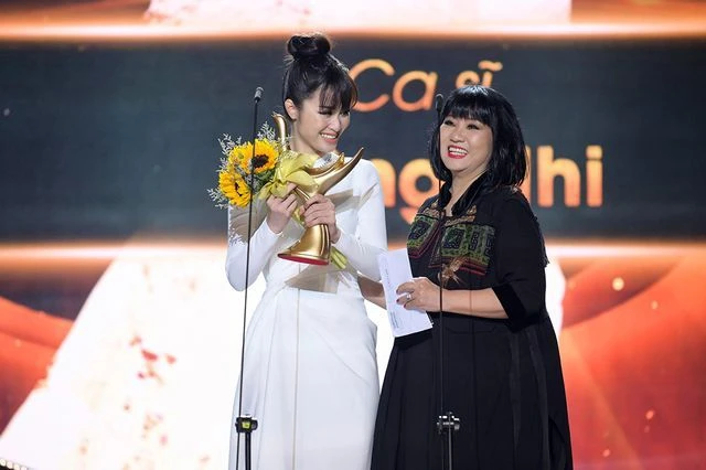 Ca sĩ Ðông Nhi (bên trái) nhận giải ca sĩ của năm.