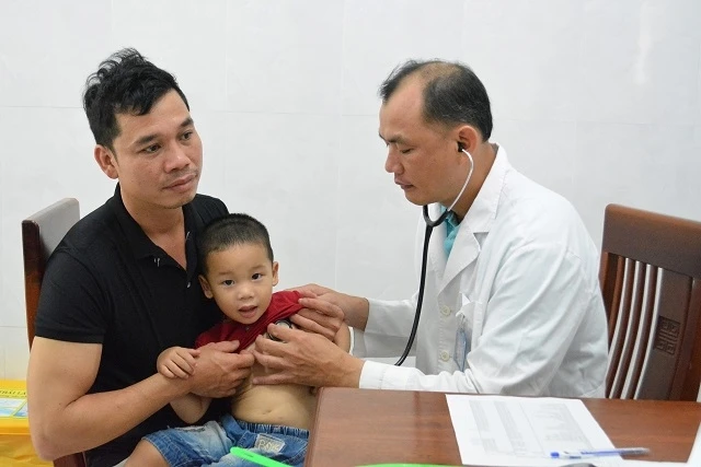 Các bác sĩ khác sàng lọc bệnh tim miễn phí cho trẻ em tỉnh Đác Lắc.