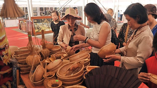 Các mặt hàng mây tre đan xuất khẩu được giới thiệu tại hội chợ làng nghề. Ảnh: LAM ANH