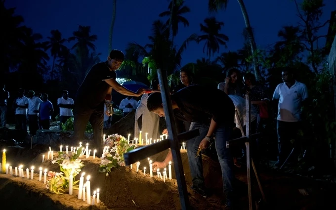 Ba nạn nhân là thành viên của một gia đình được an táng sau vụ đánh bom Nhà thờ Thánh Sebastian, tại Negombo, Sri Lanka. (Ảnh: AP)