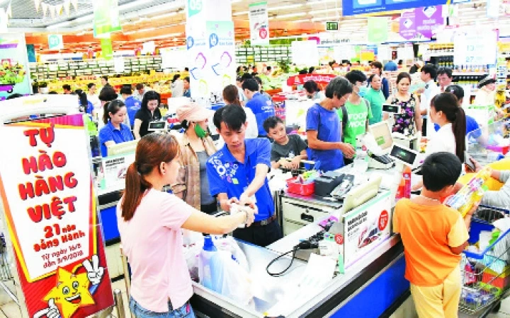 Nhiều sản phẩm hàng Việt Nam đạt tiêu chuẩn khi đưa vào hệ thống siêu thị được khách hàng đón nhận.