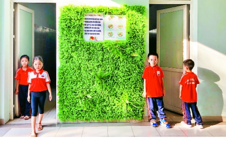 Nhà vệ sinh thân thiện của Trường tiểu học Gia Thụy (quận Long Biên). Ảnh: MAI KHÔI