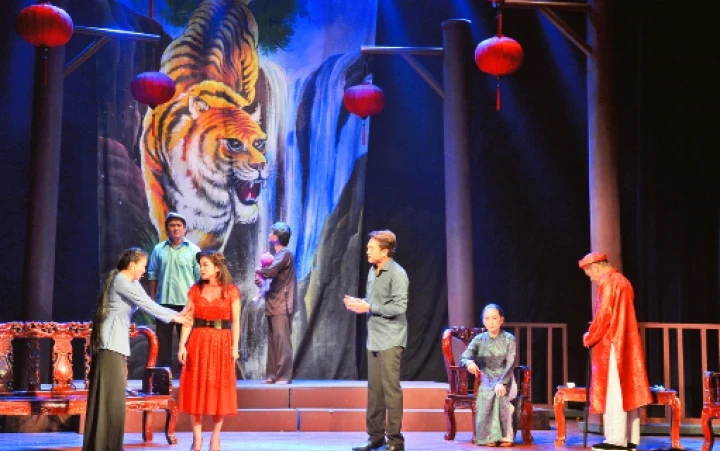 Một cảnh trong vở "Giấc mộng đêm xuân" diễn tại Nhà hát cải lương Trần Hữu Trang.
