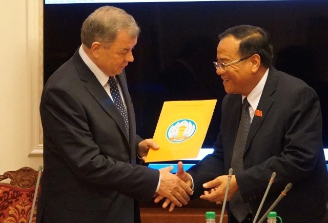 Đồng chí Huỳnh Thanh Cảnh trao Dự thảo hợp tác giữa tỉnh Bình Thuận và tỉnh Kaluga (LB Nga) cho Thống đốc Kaluga, A. Armamonov (bên trái).