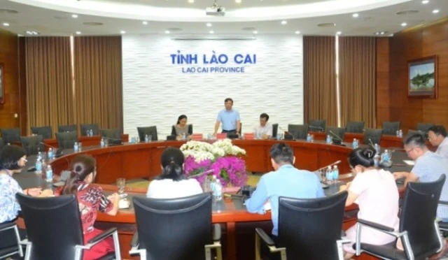 Người phát ngôn UBND tỉnh Lào Cai thông tin vụ việc đến các cơ quan báo chí trên địa bàn, sáng 23-4.