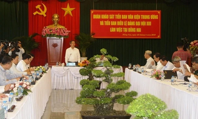 Đồng chí Nguyễn Văn Bình phát biểu ý kiến tại buổi làm việc.