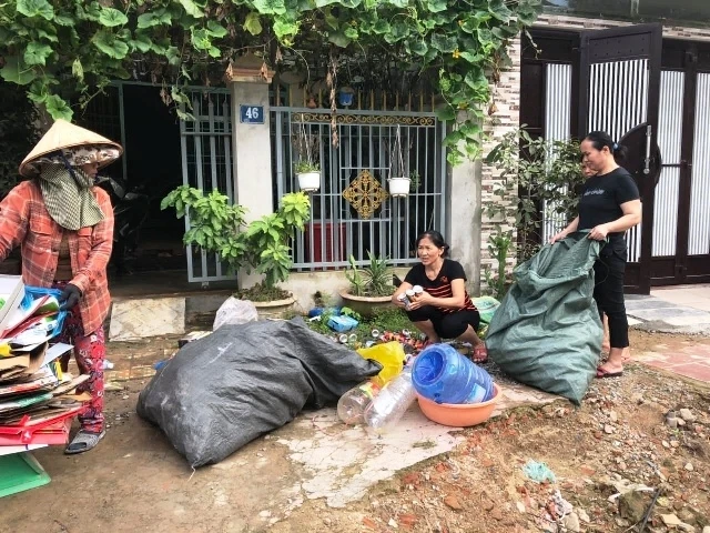 Phụ nữ Thọ Quang (Sơn Trà, Đà Nẵng) phân loại rác thải tại nguồn.
