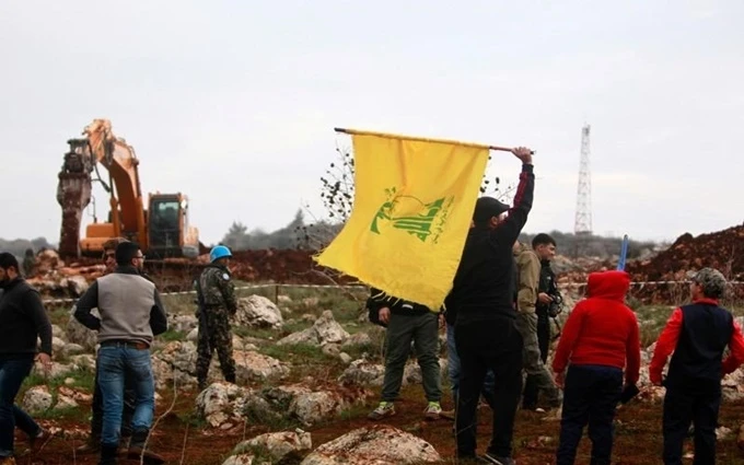 Người đàn ông cầm cờ của phong trào Hezbollah tại làng Meis al-Jabal, miền nam Lebanon, tháng 12-2018. (Ảnh: Reuters)