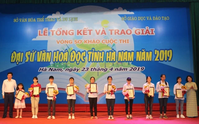 Các đồng chí lãnh đạo Ban Tuyên giáo và Sở Văn hóa, Thể thao và Du lịch tỉnh Hà Nam trao giải thưởng cho các em đạt giải.