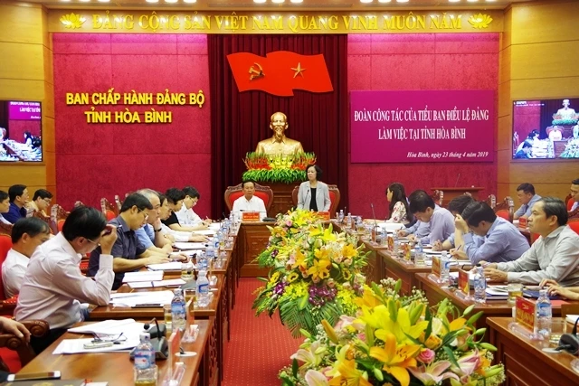 Đồng chí Trương Thị Mai phát biểu tại buổi làm việc với tỉnh Hòa Bình.