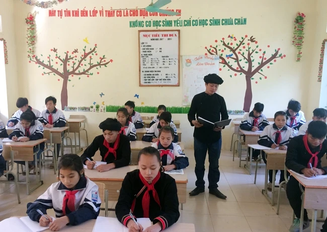 Nghệ nhân Đặng Văn Goành dạy hát Sình Ca cho học sinh Trường PTDTBT Hưng Đạo, huyện Bảo Lạc (Cao Bằng).