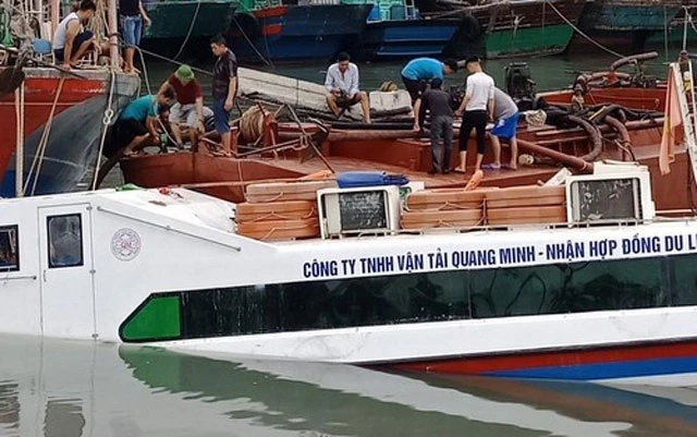 Hiện trường tàu chở khách Quang Minh bị đắm tại cảng Cái Rồng.