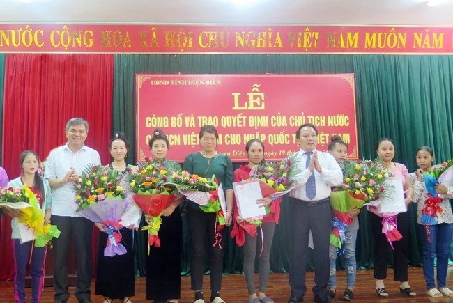 Lãnh đạo Bộ Tư pháp và lãnh đạo UBND tỉnh Điện Biên trao quyết định nhập quốc tịch Việt Nam cho các cá nhân.