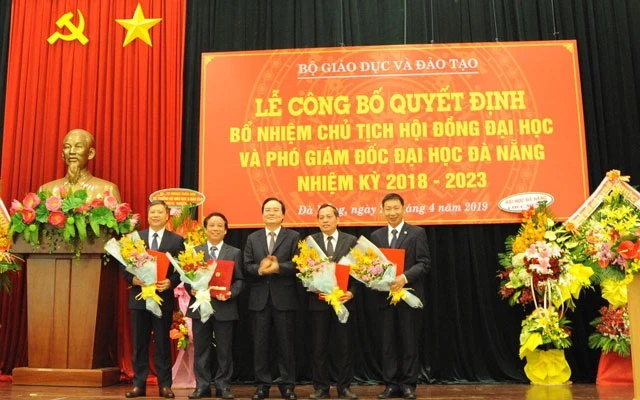 Bộ trưởng GD-ĐT Phùng Xuân Nhạ trao các quyết định bổ nhiệm cán bộ cho ĐH Đà Nẵng.