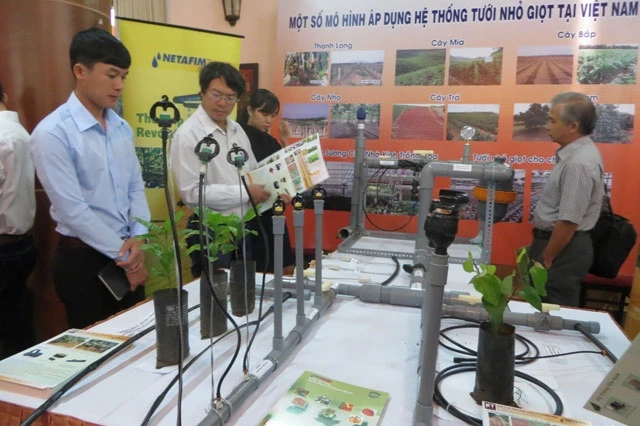 Các doanh nghiệp giới thiệu công nghệ tưới nhỏ giọt nhằm ứng phó với biến đổi khí hậu ở Việt Nam hiện nay.