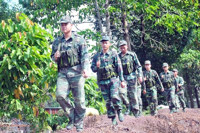 Cán bộ, chiến sĩ Đồn Biên phòng Tống Lê Chân (Tây Ninh) tuần tra, bảo vệ an ninh khu vực biên giới.