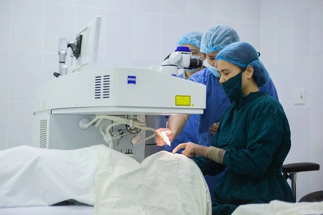 TS, BS Nguyễn Thu Hương, Giám đốc Bệnh viện Mắt Hà Đông thực hiện ca phẫu thuật tật khúc xạ bằng phương pháp hiện đại Lasik.