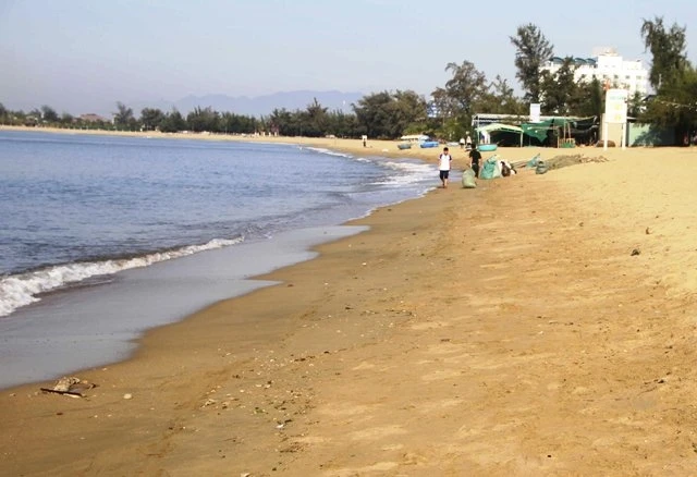 Sau khi ra quân thu gom rác thải, bãi biển Ninh Chữ đã sạch đẹp.
