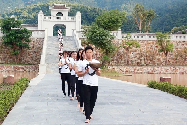 Khách du lịch tham gia một chương trình học thiền tại Yên Tử (Quảng Ninh).