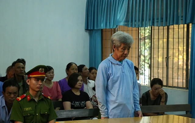 Nguyên Hiệu trưởng Trường THCS Ngô Mây Huỳnh Bê tại phiên tòa.