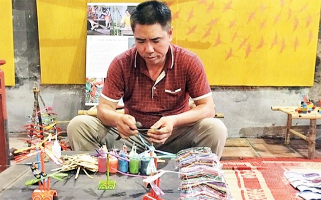 Gia đình anh Nguyễn Văn Tái là hộ làm chuồn chuồn tre nổi tiếng ở xã Thạch Xá, huyện Thạch Thất.
