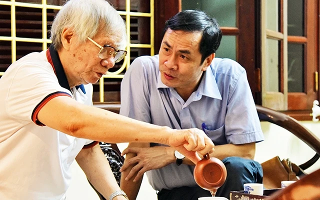 Nhà văn Hoàng Quốc Hải (trái) trò chuyện với nhà thơ Hữu Việt. Ảnh trong bài | Nguyễn Đình Toán
