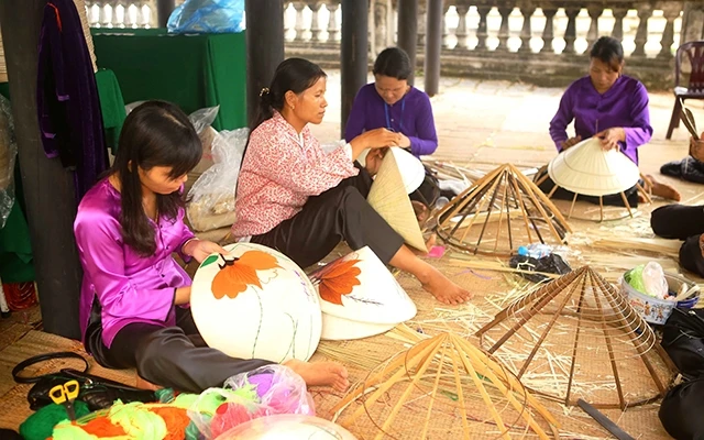 Biểu diễn nghề làm nón Huế tại Festival nghề truyền thống Huế.