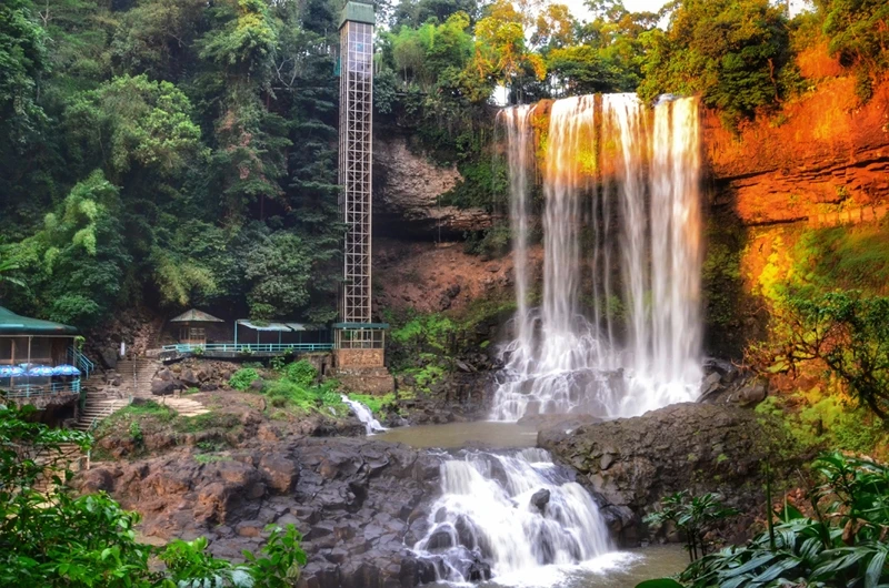 Thắng cảnh nổi tiếng nhất Bảo Lộc là thác Dambri.