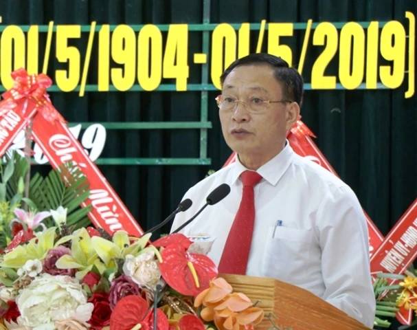 Đồng chí Võ Công Hàm, Bí thư huyện ủy, Chủ tịch UBND huyện Đức Thọ đọc diễn văn tại Lễ kỷ niệm.