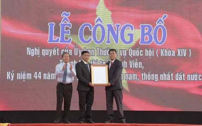 Đồng Chí Đỗ Bá Tỵ trao Nghị Quyết thành lập cho lãnh đạo thị trấn Vĩnh Viễn.