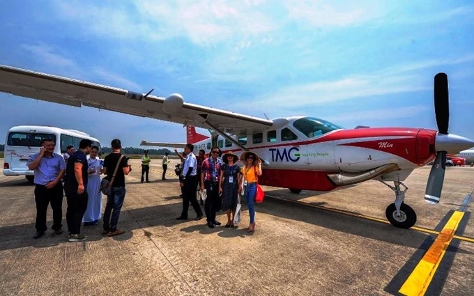 Những vị khách đầu tiên trên chuyến bay ngắm cảnh Huế bằng thủy phi cơ.