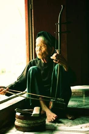 Nghệ nhân Hà Thị Cầu - ảnh do nhà nghiên cứu Bùi Trọng Hiền chụp.