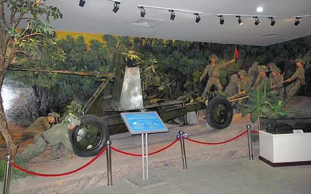 Mô phỏng cảnh tượng bộ đội ta kéo pháo trong Chiến dịch Ðiện Biên Phủ tại Bảo tàng Chiến thắng Lịch sử Ðiện Biên Phủ. Ảnh: Lê Lan
