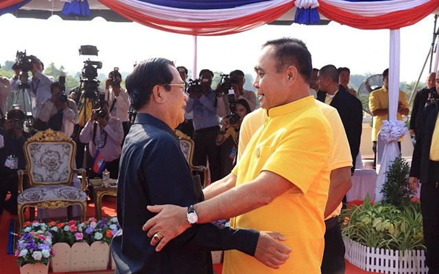 Thủ tướng Cam-pu-chia và Thủ tướng Thái-lan (bên phải) tại lễ khánh thành cầu hữu nghị.