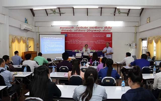Tiến sĩ Trần Bá Dung truyền đạt kỹ năng tác nghiệp bằng điện thoại di động cho các phóng viên, nhà báo Lào.