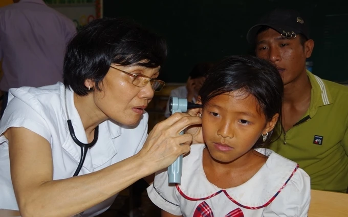 Bác sĩ Bệnh viện Đa khoa tỉnh Điện Biên khám bệnh cho trẻ em xã Chung Chải.