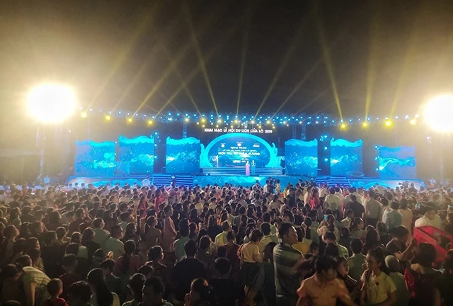 Đông đảo người dân và du khách tham dự Lễ khai mạc Hội du lịch biển Cửa Lò 2019.