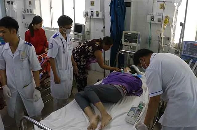 Các bác sĩ Bệnh viện Đa khoa Trung ương Cần Thơ đang cấp cứu cho các công nhân ngộ độc khí gas.