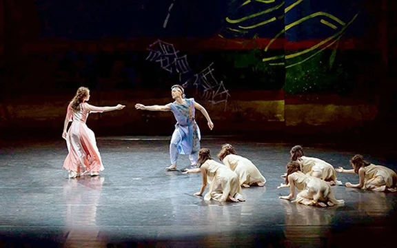 “Nghệ thuật là nơi mọi người có thể thể hiện cảm xúc của mình một cách thoải mái nhất”. Trong ảnh: Cảnh trong một vở múa đương đại của Nhà hát Giao hưởng Nhạc vũ kịch TP Hồ Chí Minh. Ảnh: SƠN TRẦN