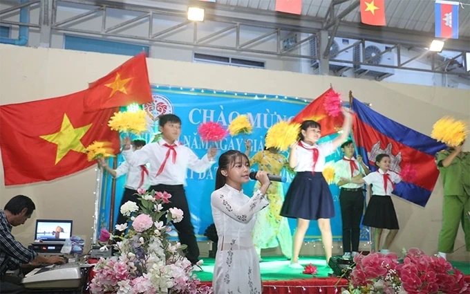 Các em học sinh Việt Nam biểu diễn văn nghệ chào mừng ngày lễ lớn của dân tộc.